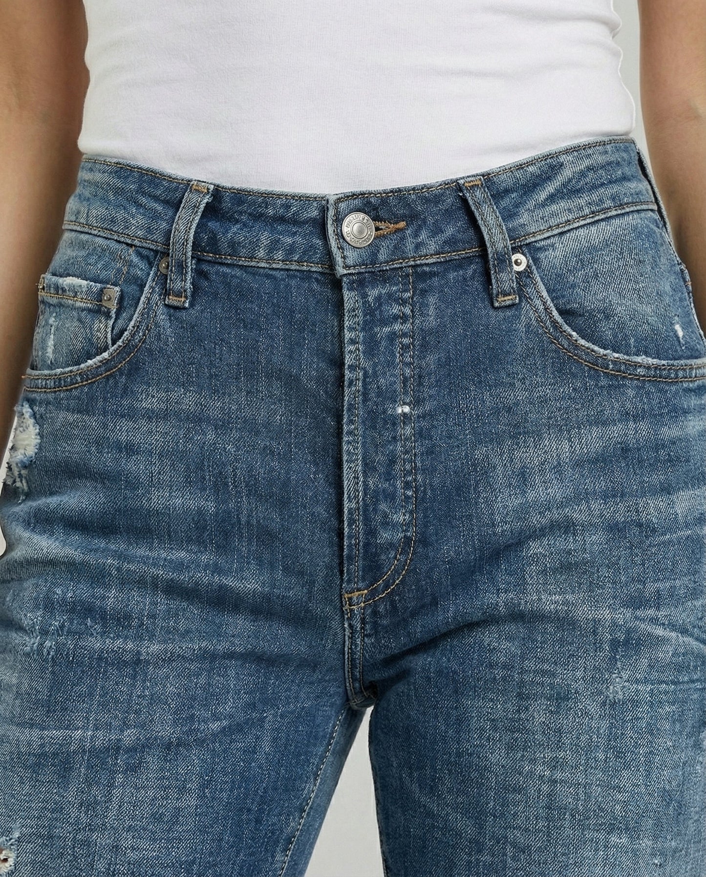 relaxed fit jeans with straight-leg cut and casual streetwear style