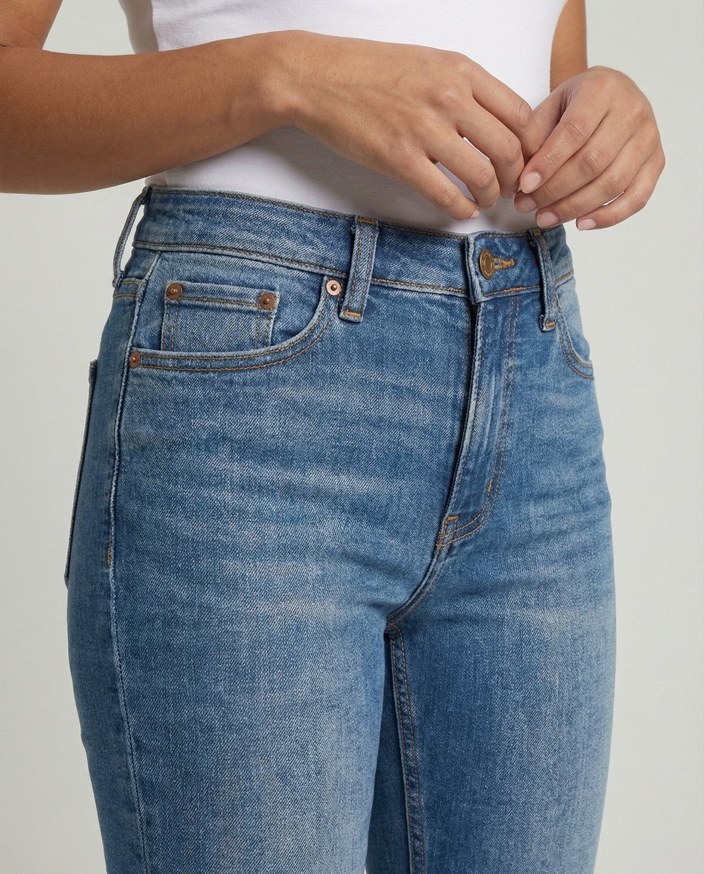shaping jeans with tummy control and slim-fit silhouette