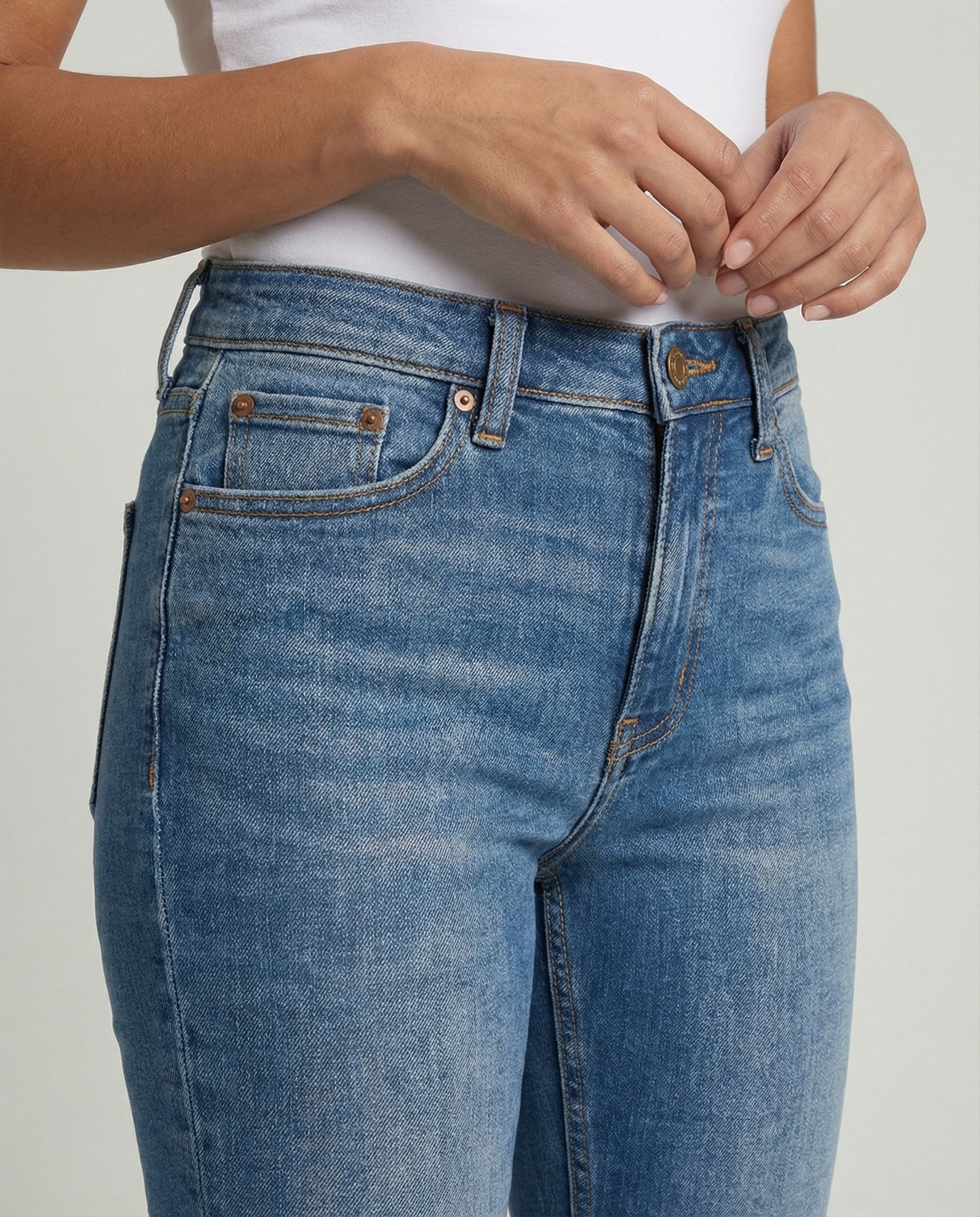 shaping jeans with tummy control and slim-fit silhouette