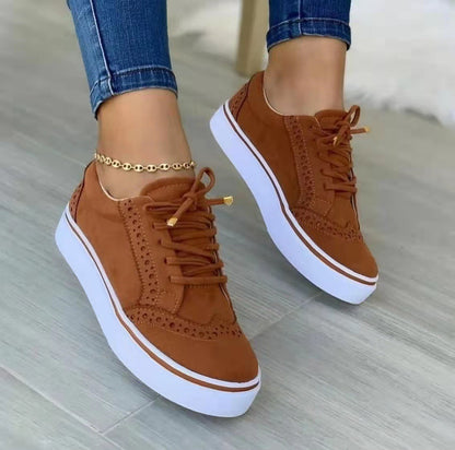 Women's sneaker in elegant design with classic brogue detailing Eva