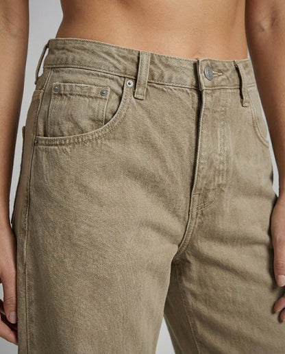 wide leg jeans with relaxed fit and loose-cut silhouette