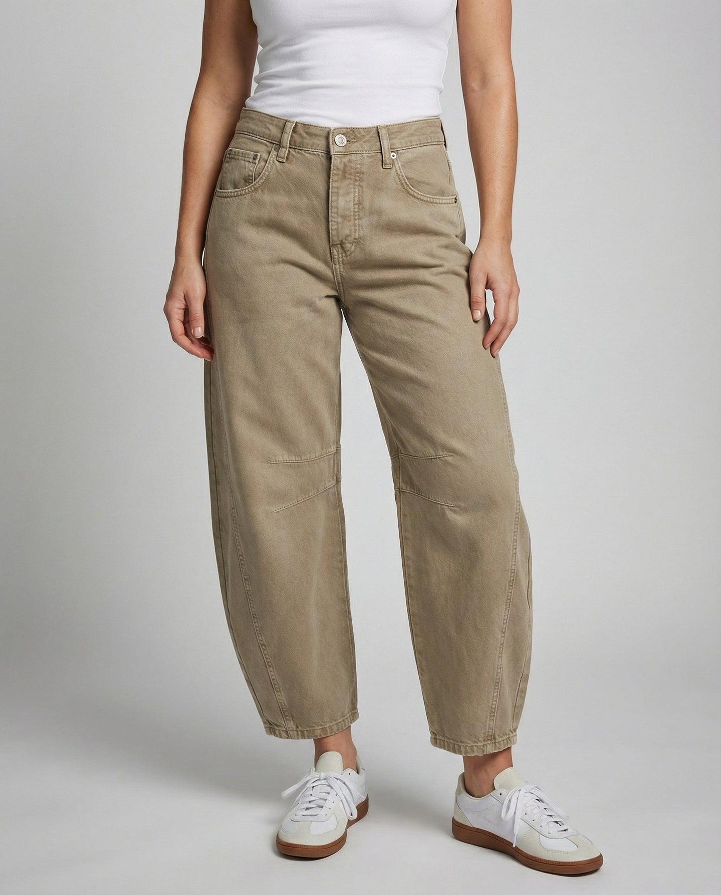 wide leg jeans with relaxed fit and loose-cut silhouette
