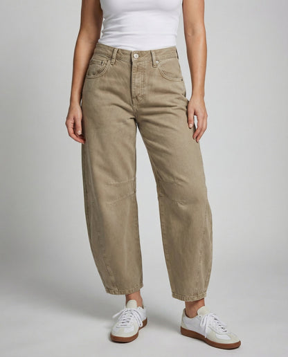 wide leg jeans with relaxed fit and loose-cut silhouette